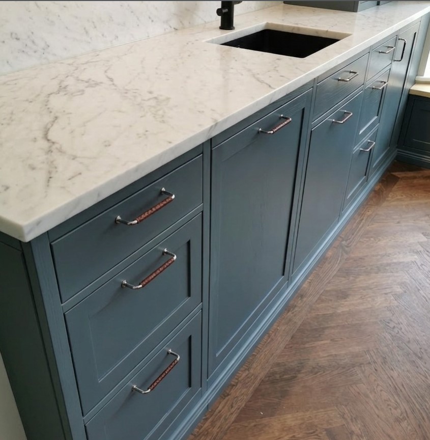 Granit bänkskiva i showroom — polerad svart sten med silverglitter
