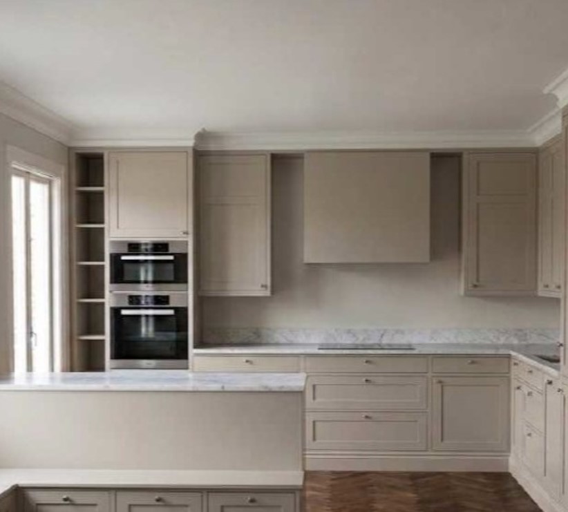 Detalj av kvartsit bänkskiva med naturlig ådrning och matt finish