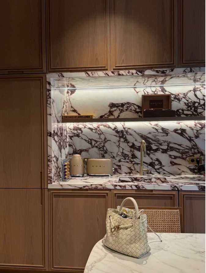 Marmorskivans showroom i Stockholm — stenprover och bänkskivor på display